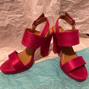 REPORT Fushia colored heels